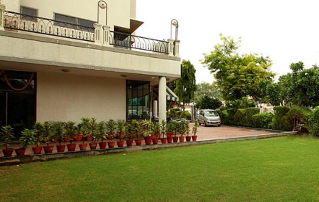 Hotel Brijwasi Royal à Mathura Extérieur photo